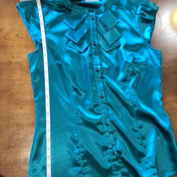 Fred David Elegant  Green Cap Sleeve Satin blouse (Womans size 4) - Picture 4 of 4